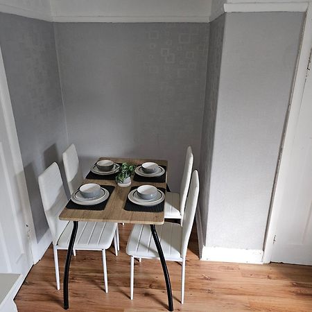 Bright 4-Bed House 15 Min To Manchester Centreヴィラ エクステリア 写真