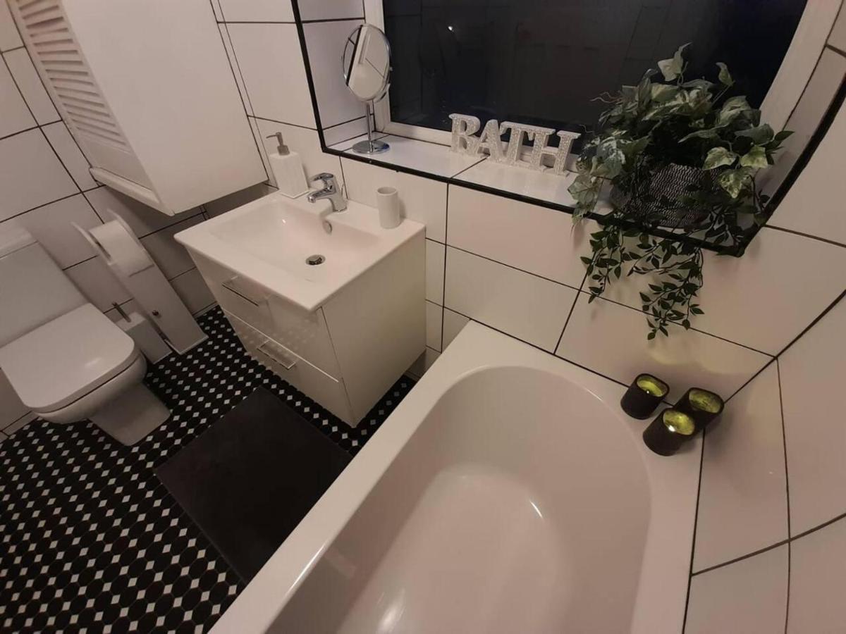 Bright 4-Bed House 15 Min To Manchester Centreヴィラ エクステリア 写真