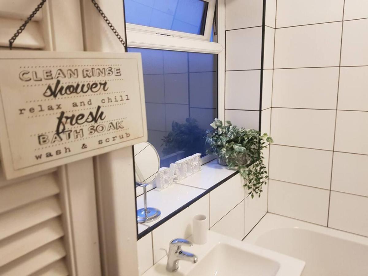 Bright 4-Bed House 15 Min To Manchester Centreヴィラ エクステリア 写真