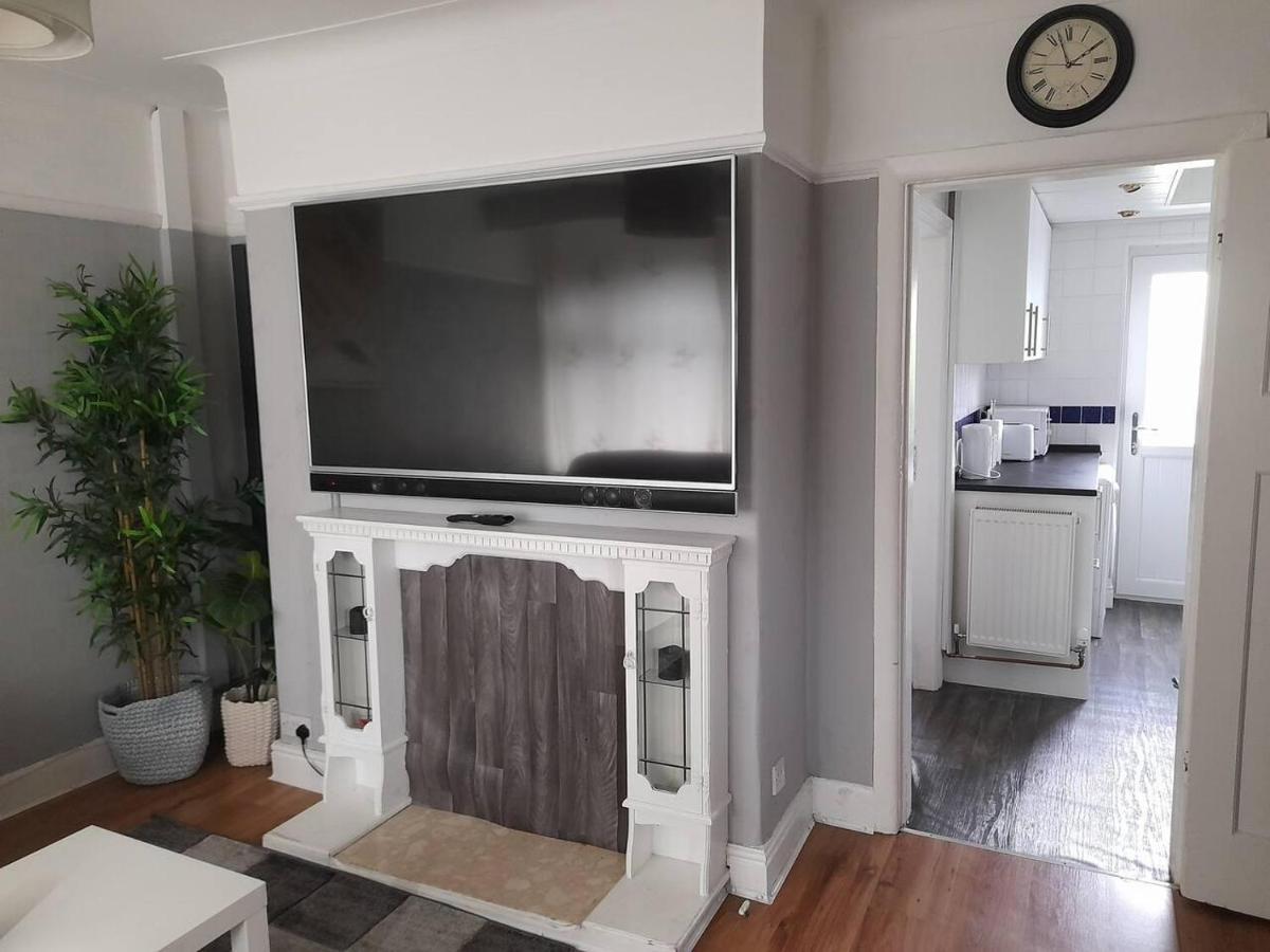 Bright 4-Bed House 15 Min To Manchester Centreヴィラ エクステリア 写真