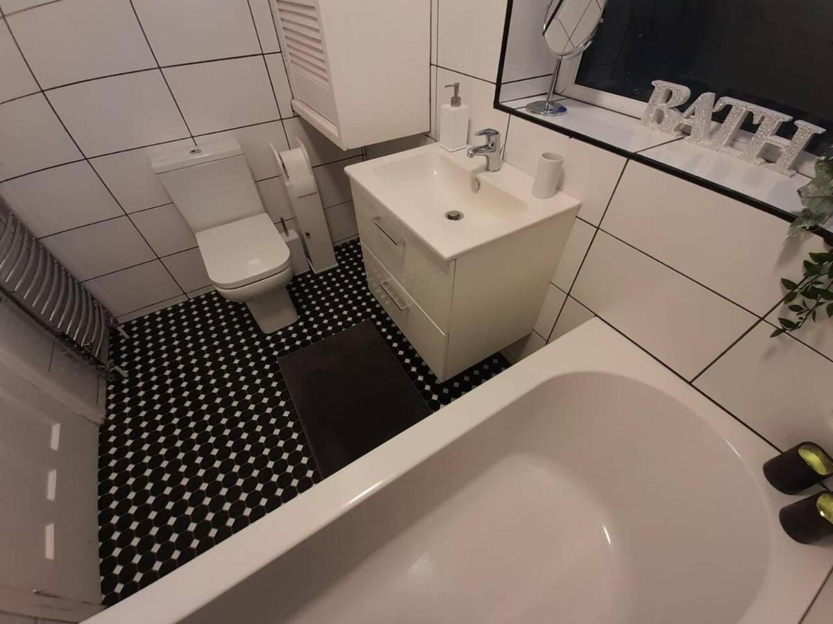 Bright 4-Bed House 15 Min To Manchester Centreヴィラ エクステリア 写真