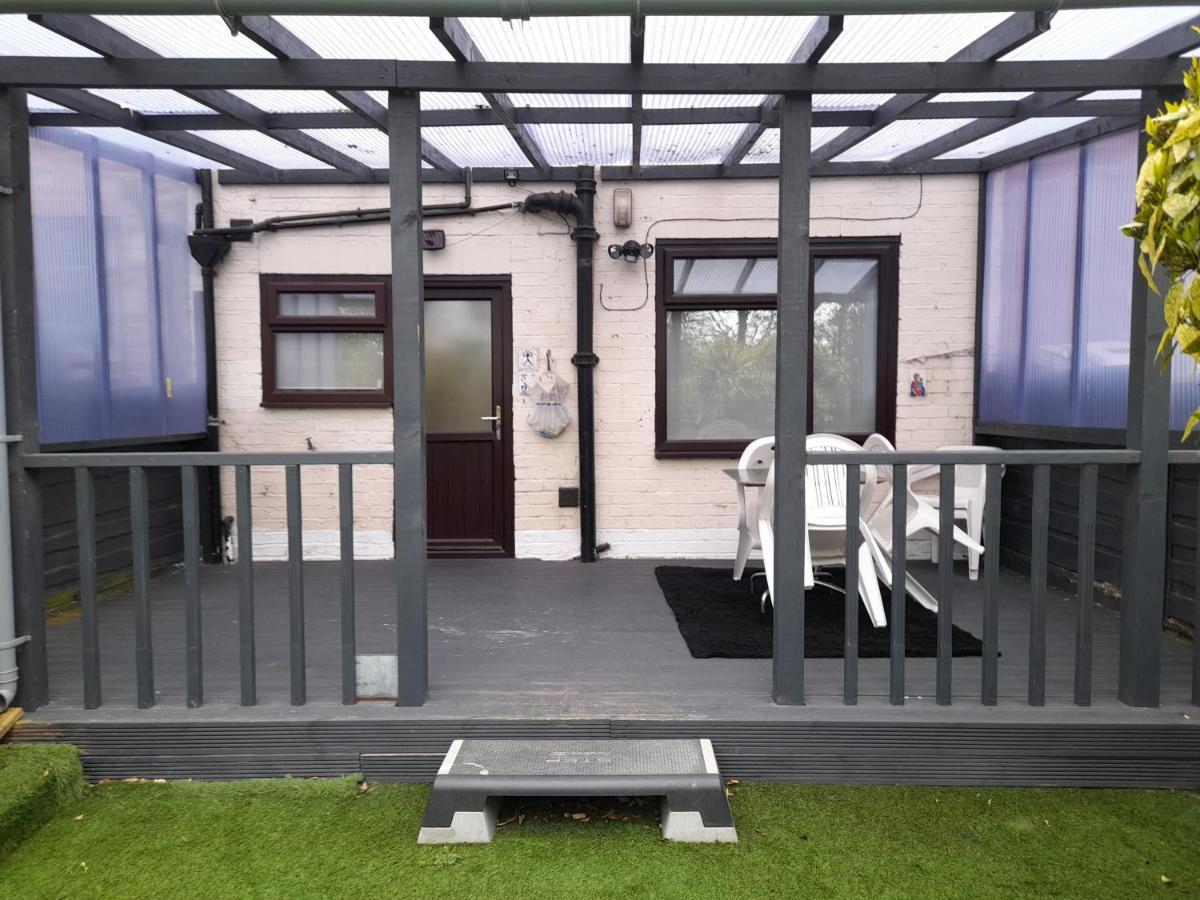 Bright 4-Bed House 15 Min To Manchester Centreヴィラ エクステリア 写真