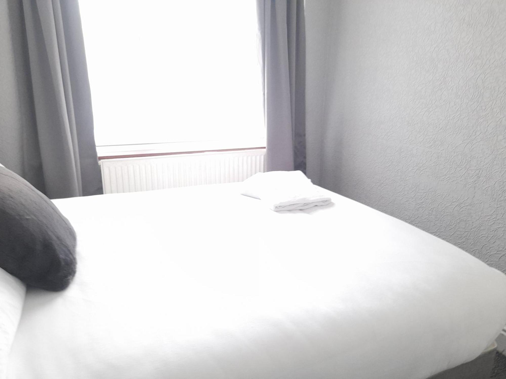 Bright 4-Bed House 15 Min To Manchester Centreヴィラ エクステリア 写真