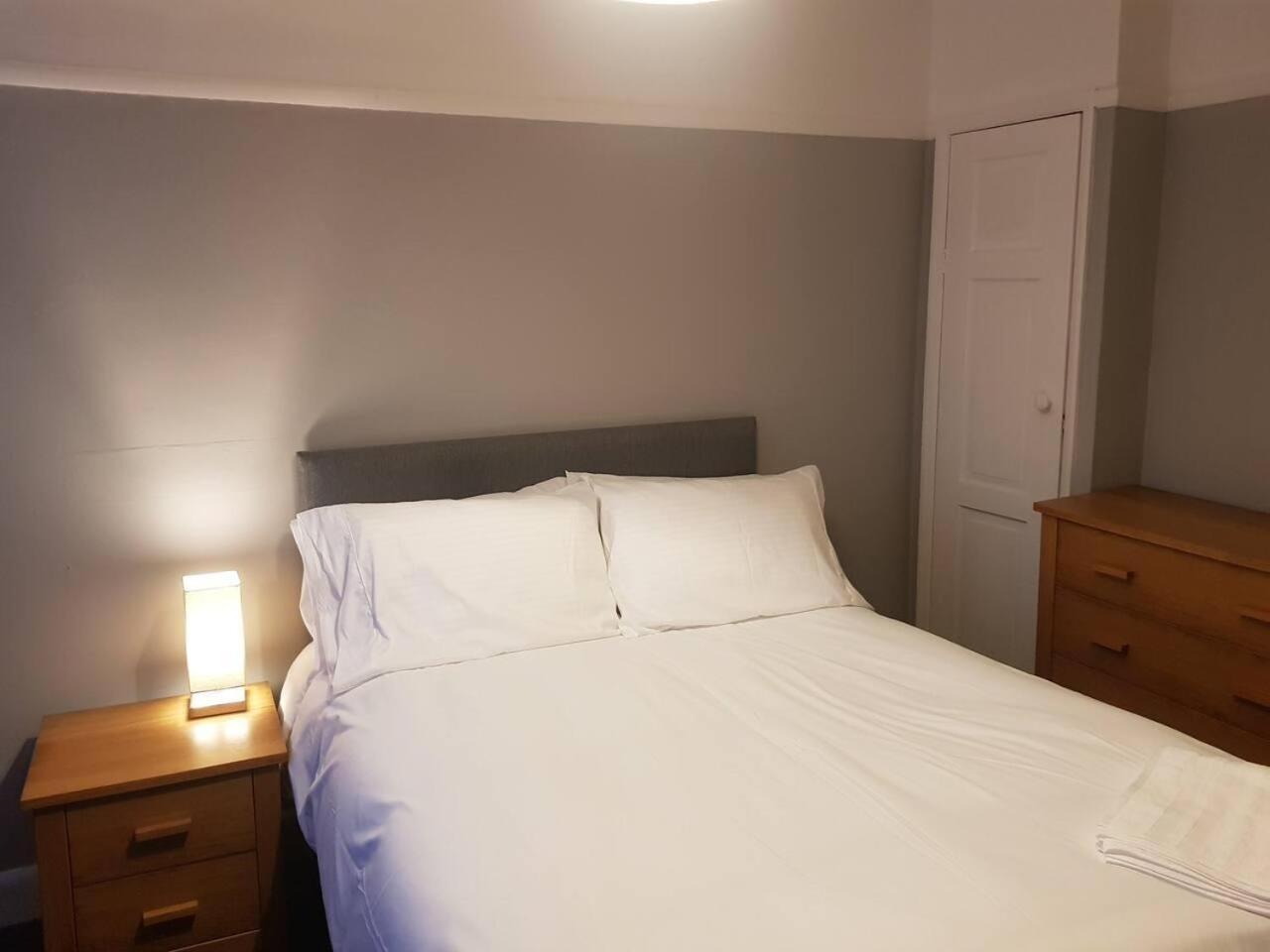 Bright 4-Bed House 15 Min To Manchester Centreヴィラ エクステリア 写真