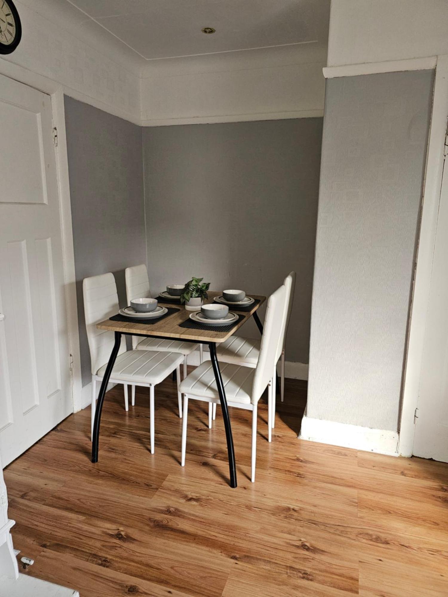 Bright 4-Bed House 15 Min To Manchester Centreヴィラ エクステリア 写真